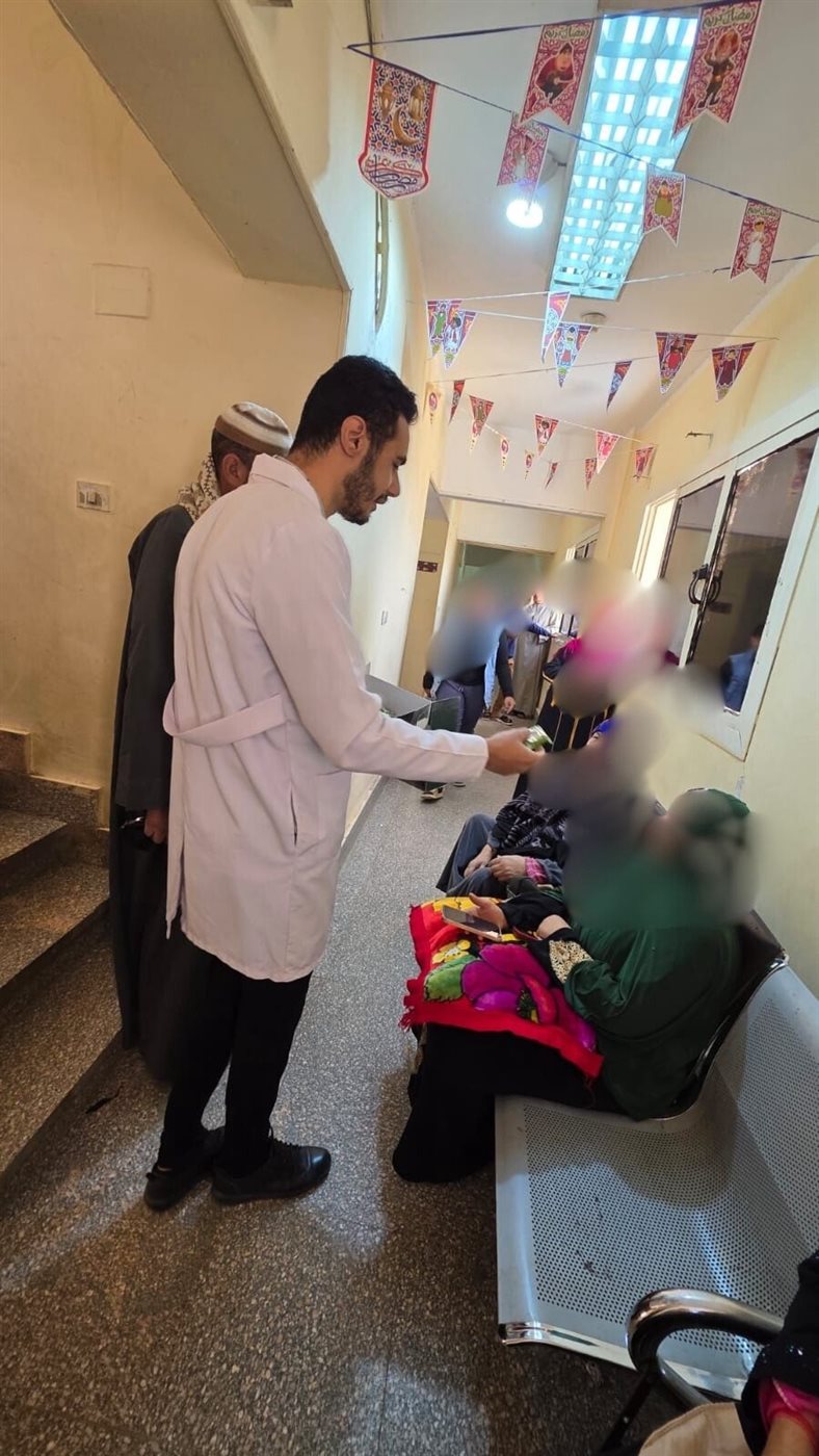 توزيع الورد على المرضى