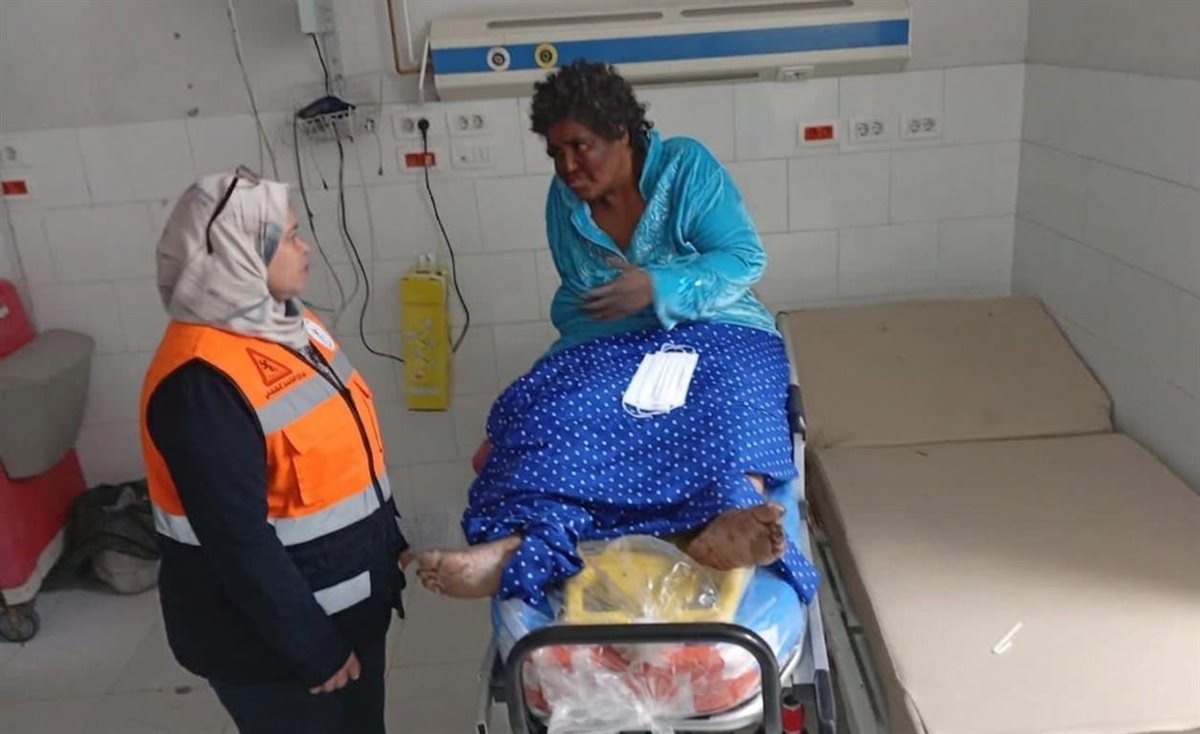 فريق التدخل السريع ينقذ سيدة بلا مأوى تعانى من مشكلات صحية خطيرة