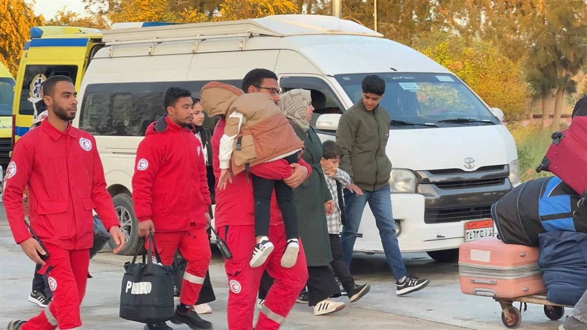 الهلال الأحمر المصري يدفع بقافلة مساعدات الى غزة
