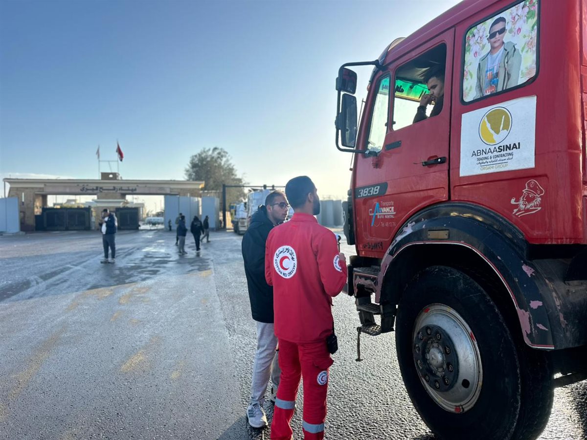الهلال الأحمر المصري يدفع بقافلة مساعدات الى غزة