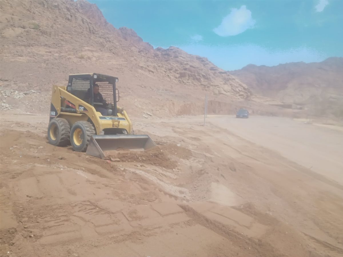 رفع آثار السيول وفتح الطرق بسانت كاترين 