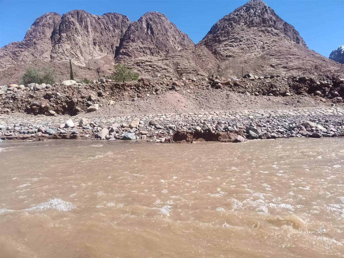 رفع آثار السيول وفتح الطرق بسانت كاترين 