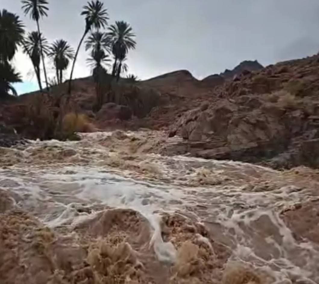 رفع آثار السيول وفتح الطرق بسانت كاترين 