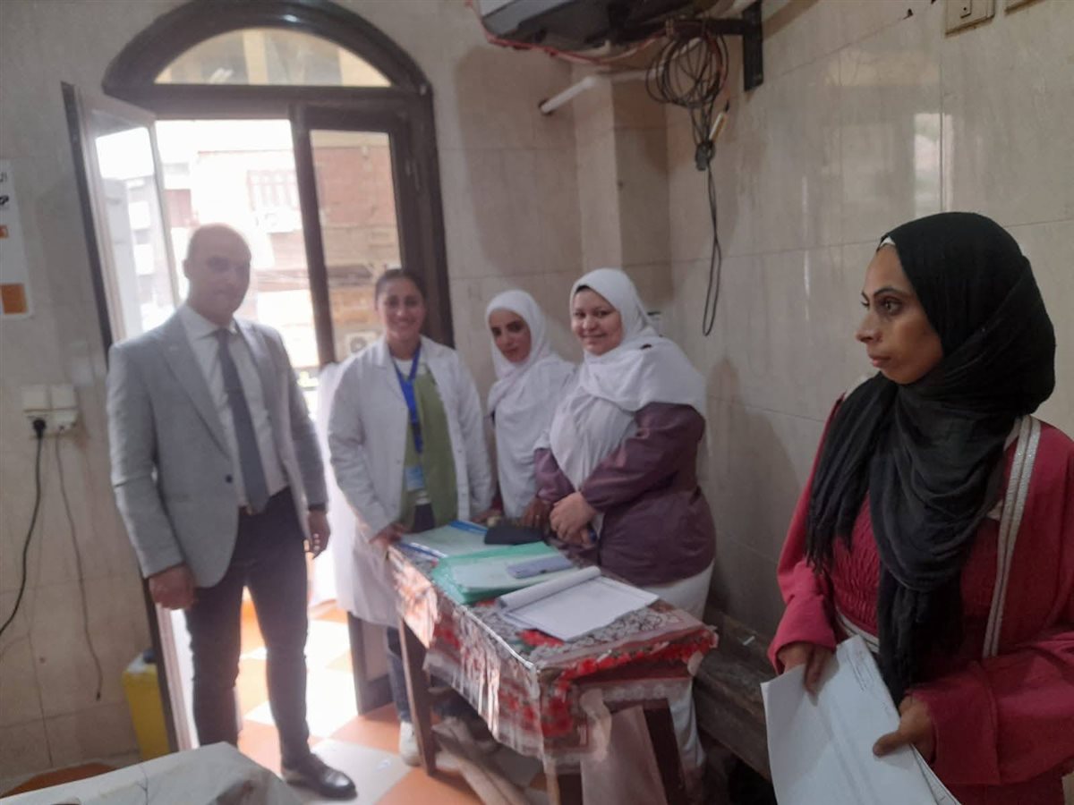 توزيع الهدايا والورود بمستشفى طهطا العام