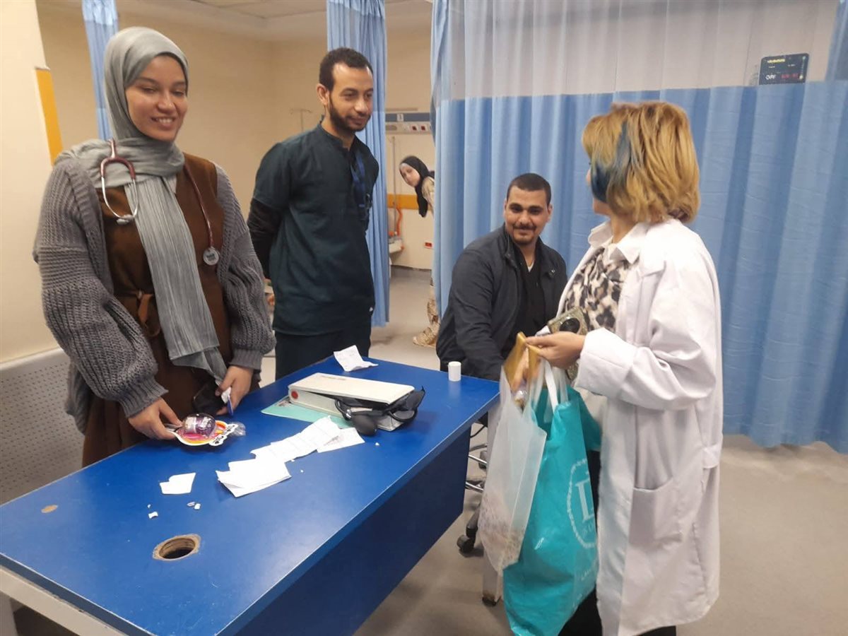 توزيع الهدايا والورود بمستشفى طهطا العام