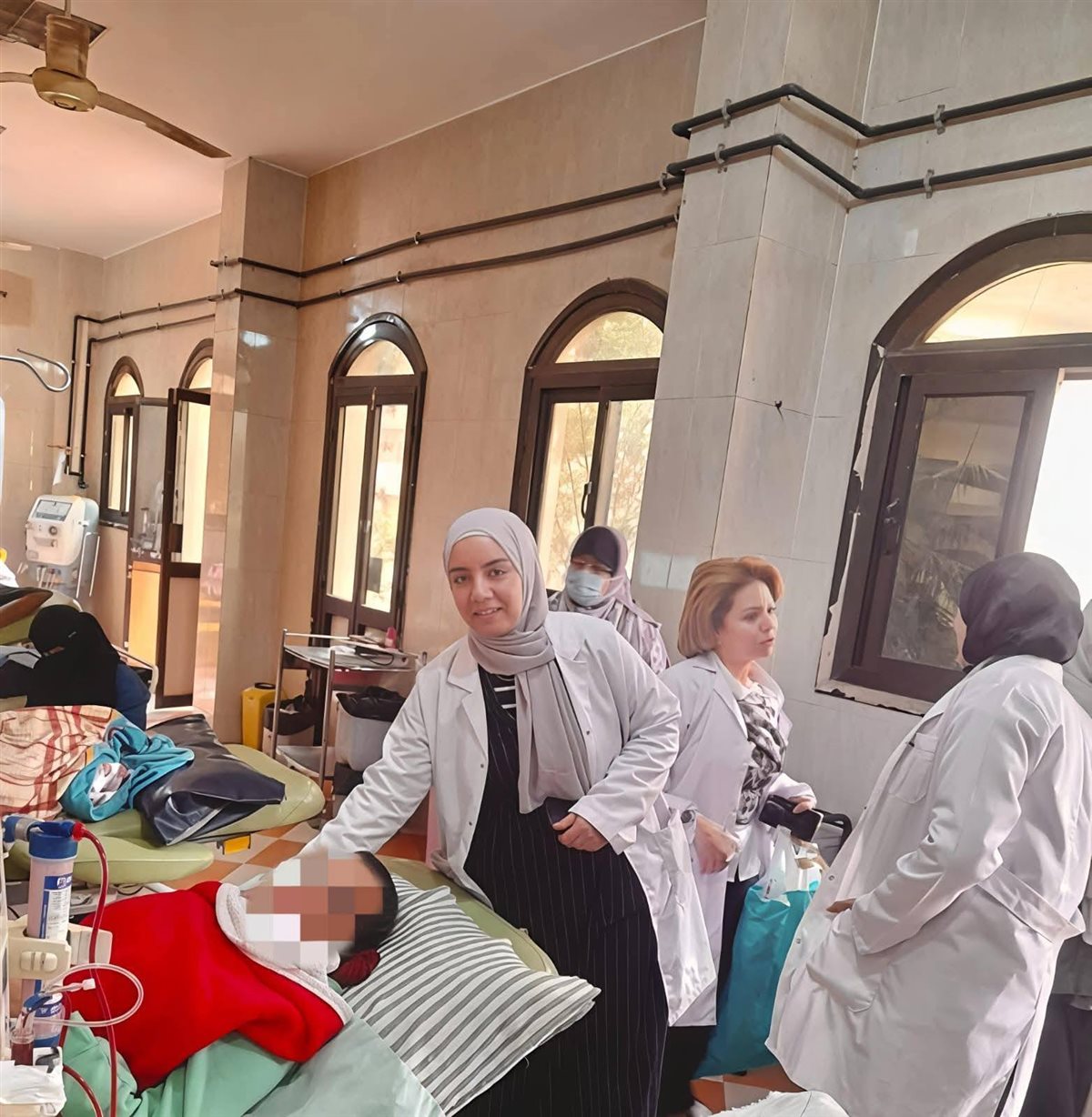 توزيع الهدايا والورود بمستشفى طهطا العام