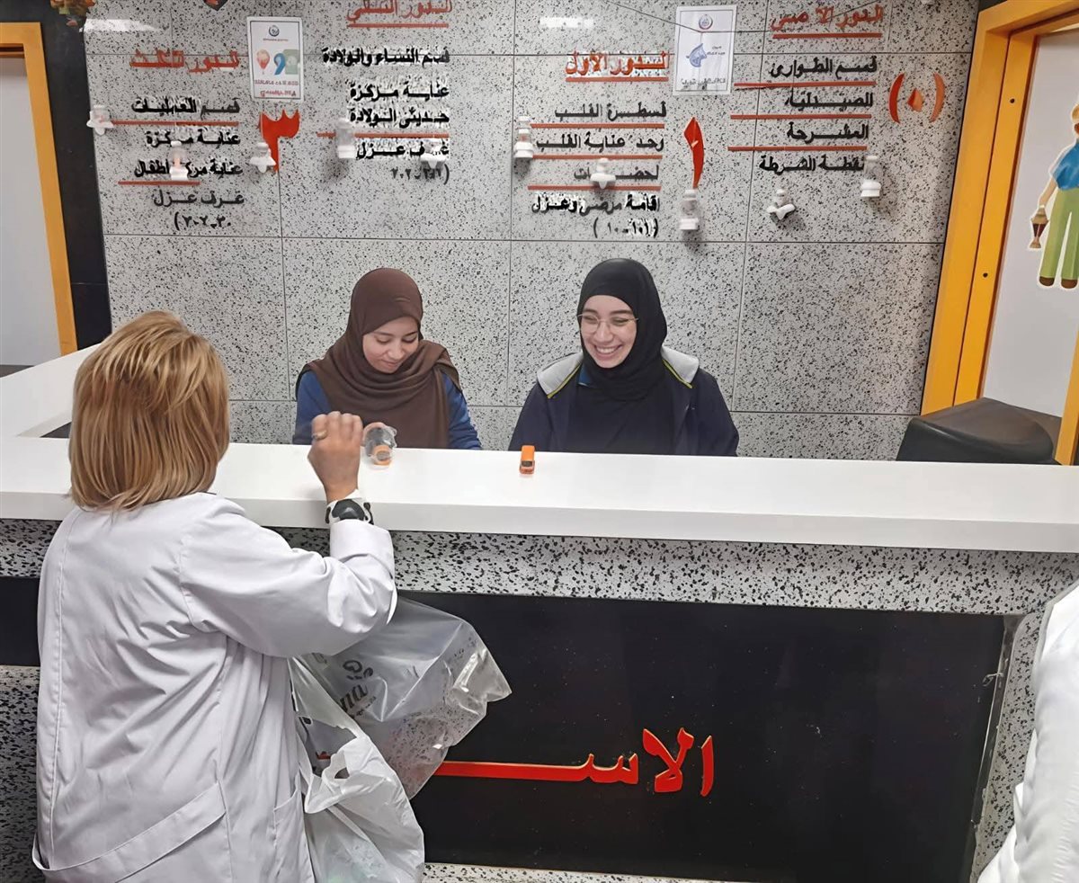 توزيع الهدايا والورود بمستشفى طهطا العام
