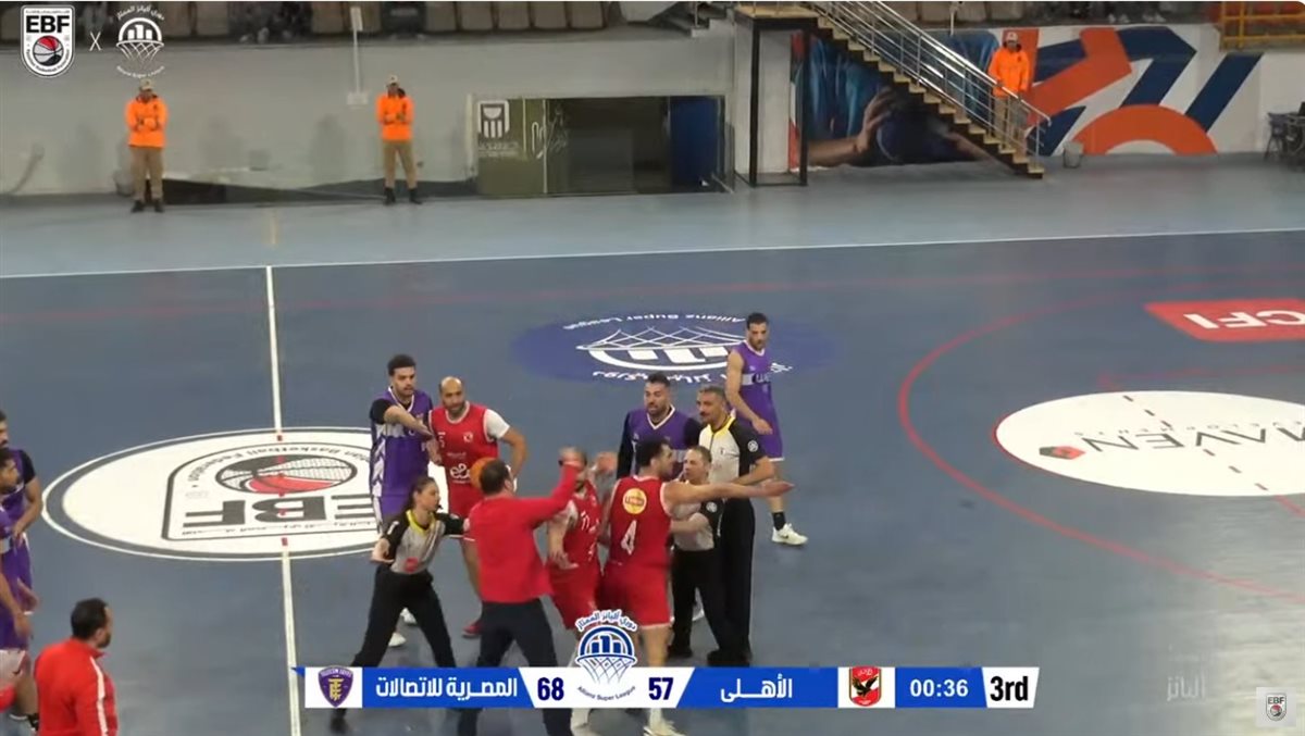 <strong>لحظة انفعال لينوس جافريل واستبعاده من مباراة الأهلي والاتصالات</strong>