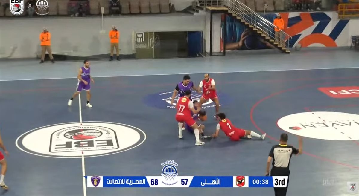 <strong>لحظة انفعال لينوس جافريل واستبعاده من مباراة الأهلي والاتصالات</strong>