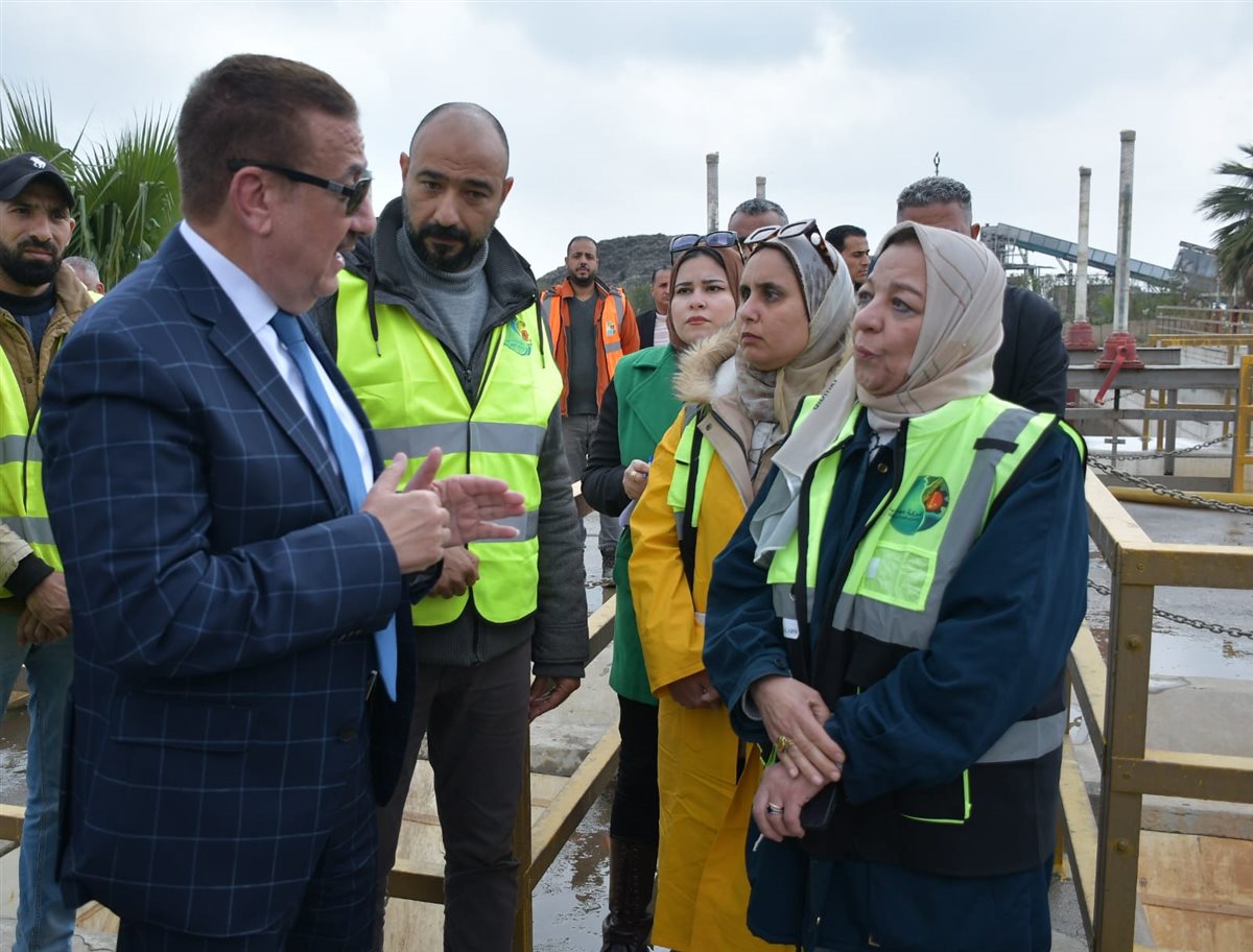 محافظ بورسعيد يتفقد محطة صرف صحي MK 