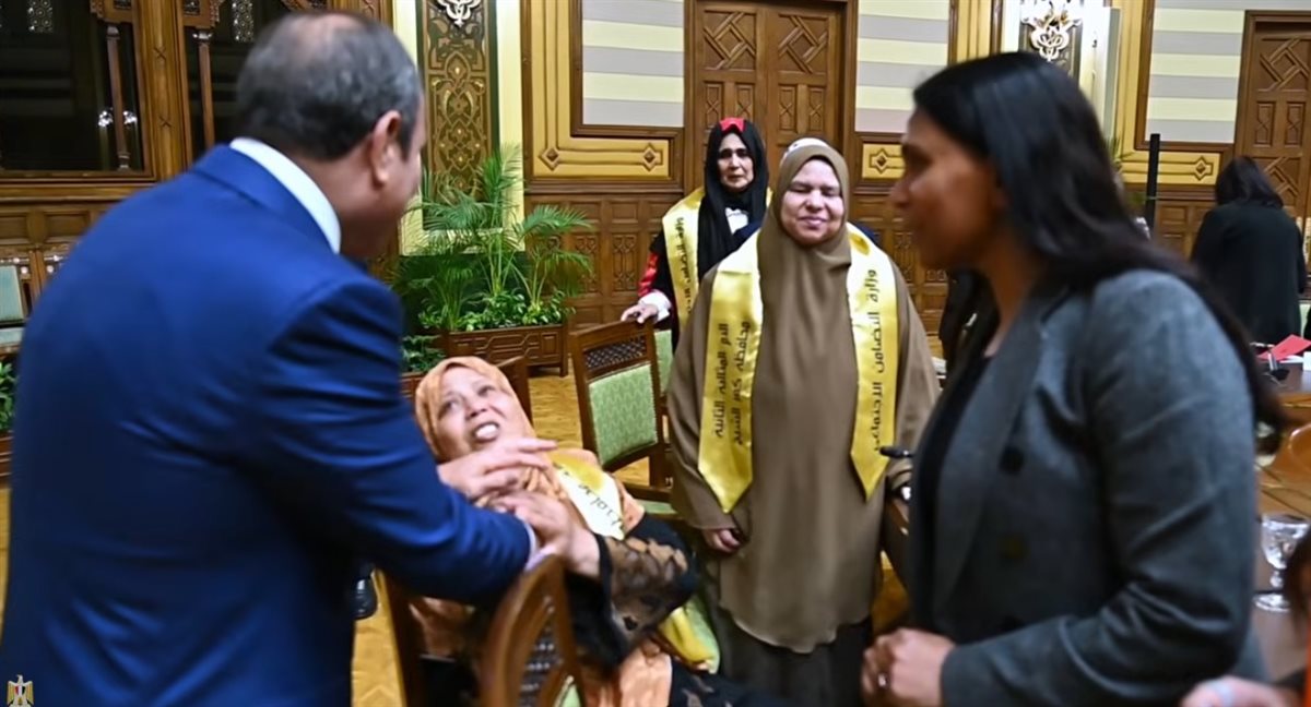 لقاء الرئسي السيسي بالأم المثالية عن محافظة البحيرة