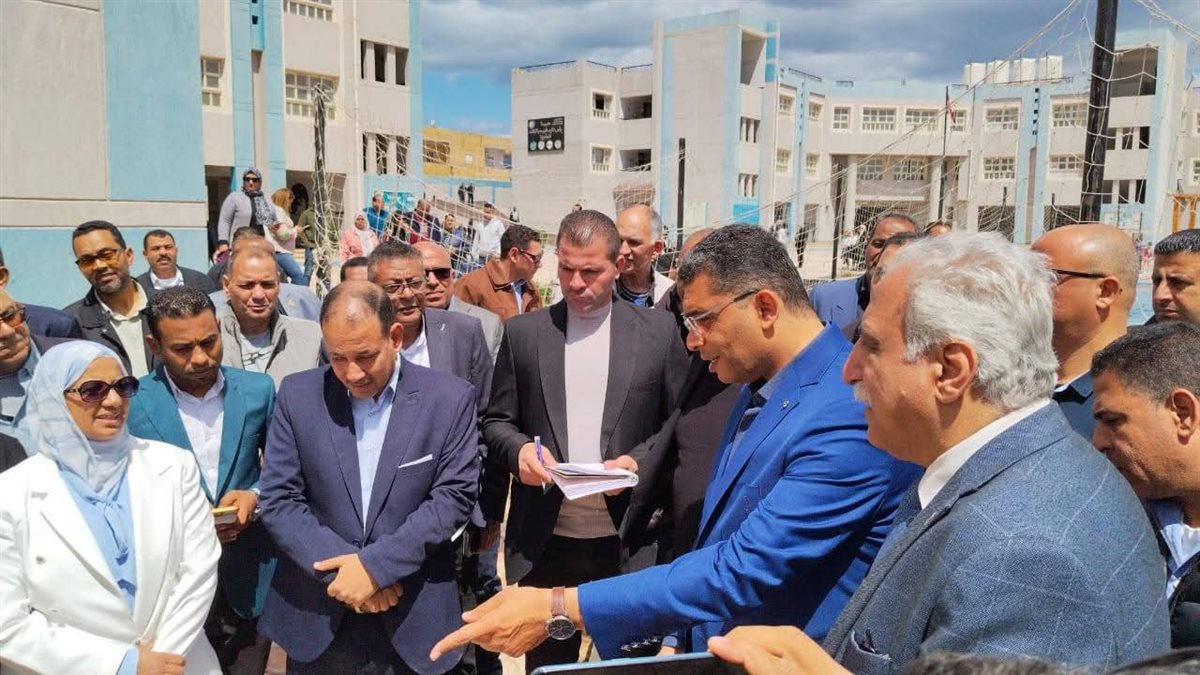 محافظ البحر الاحمر يتفقد عدد من مدارس رأس غارب 