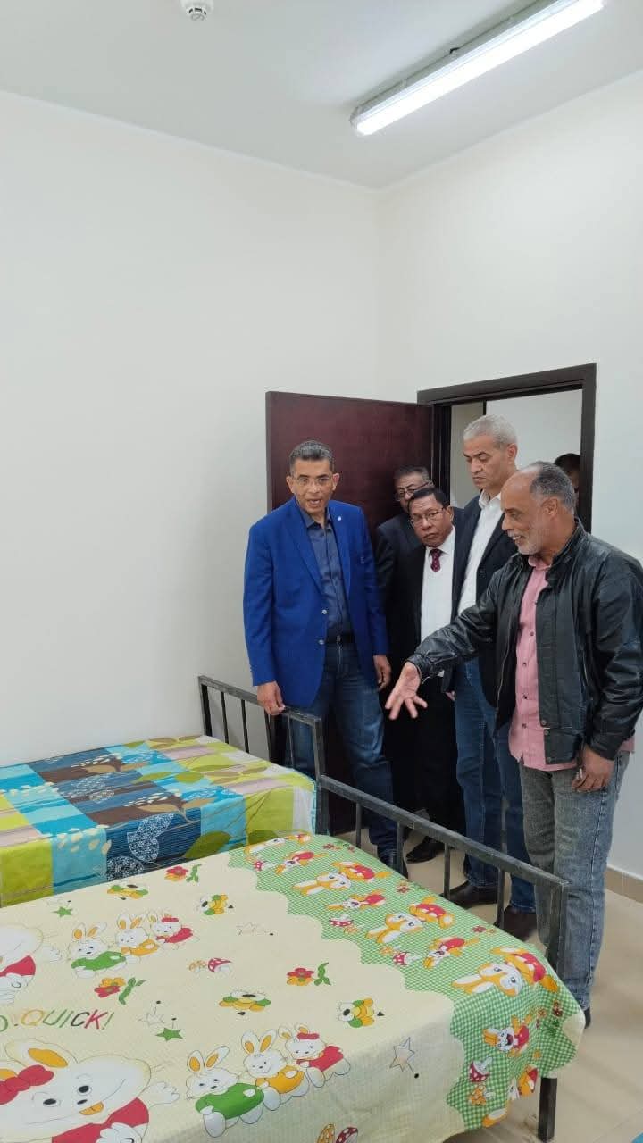 محافظ البحر الاحمر يتفقد مركز إغاثة رأس غارب