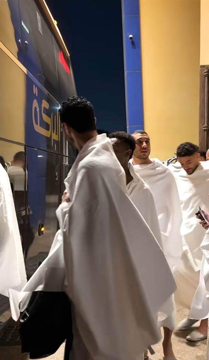 لاعبو منتخب مصر يؤدون مناسك العمرة
