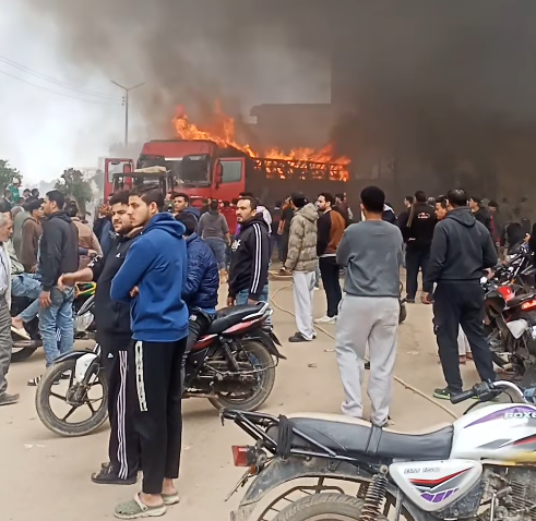 حريق سيارة داخل شركة شحن بكرداسة