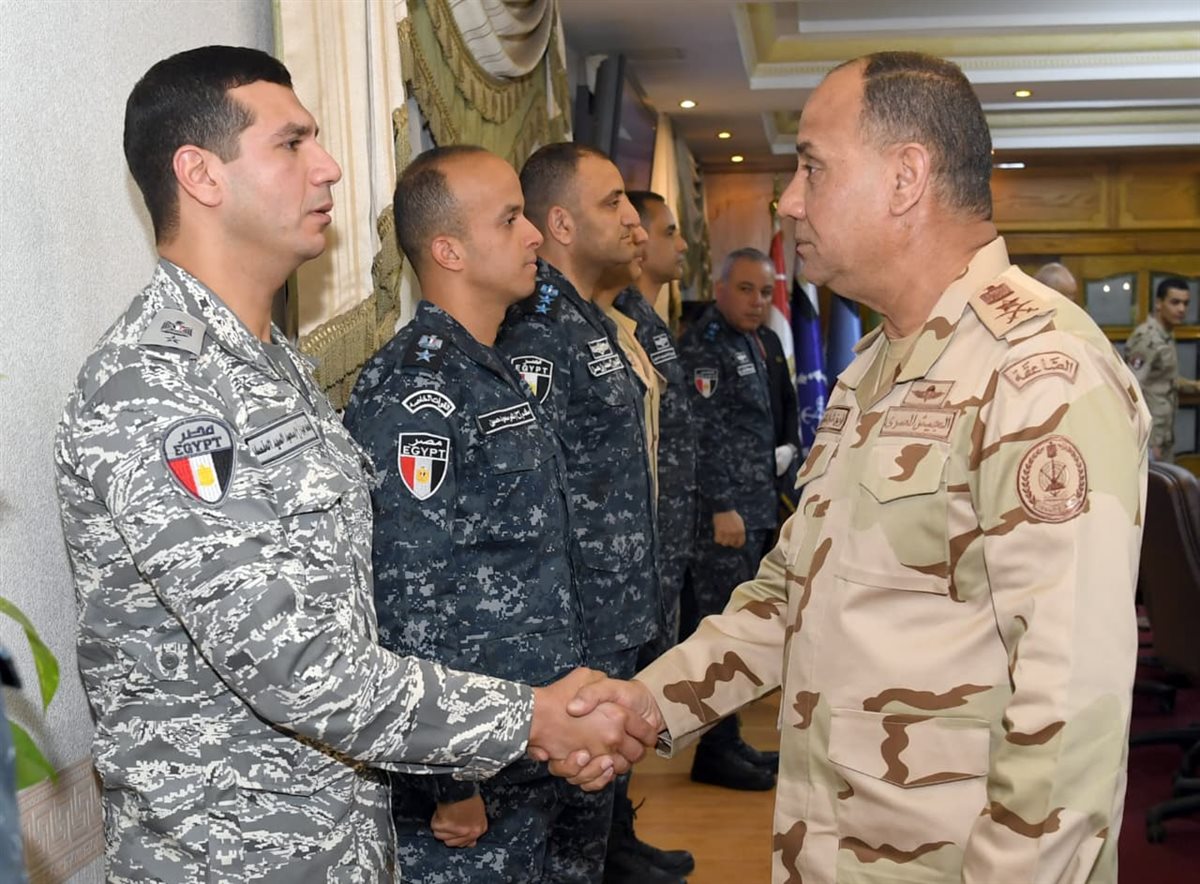 &nbsp;وزير الدفاع والإنتاج الحربى يلتقى عددًا من مقاتلى الأفرع الرئيسية