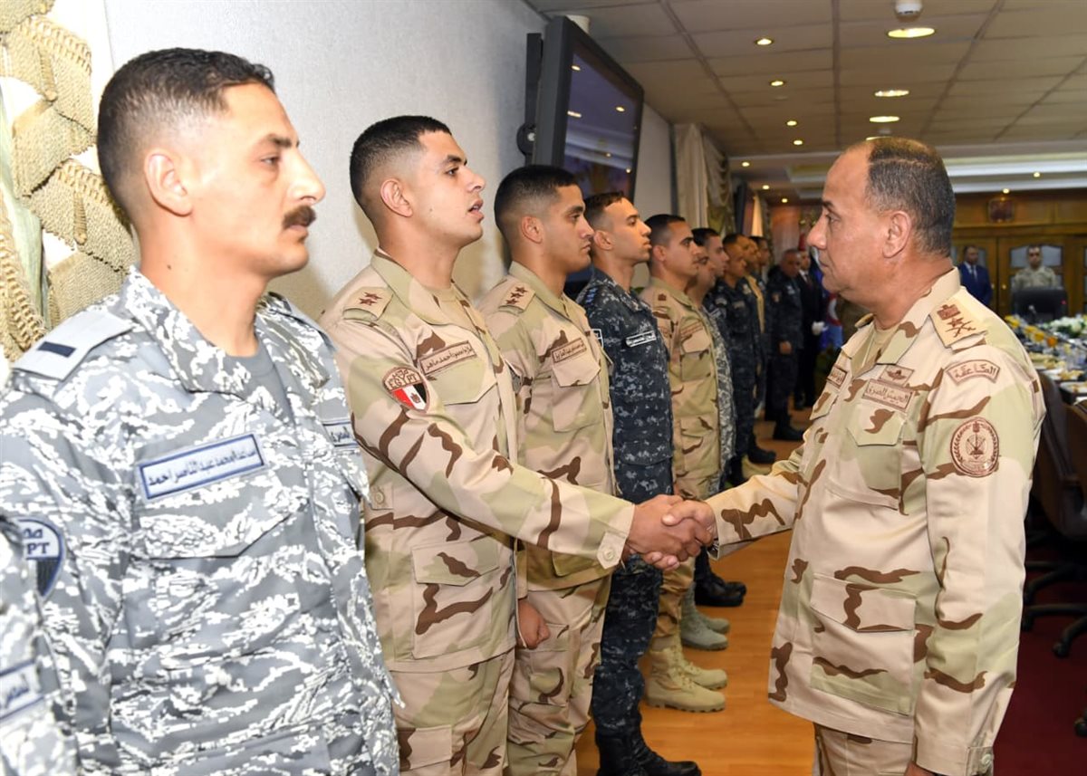 &nbsp;وزير الدفاع والإنتاج الحربى يلتقى عددًا من مقاتلى الأفرع الرئيسية