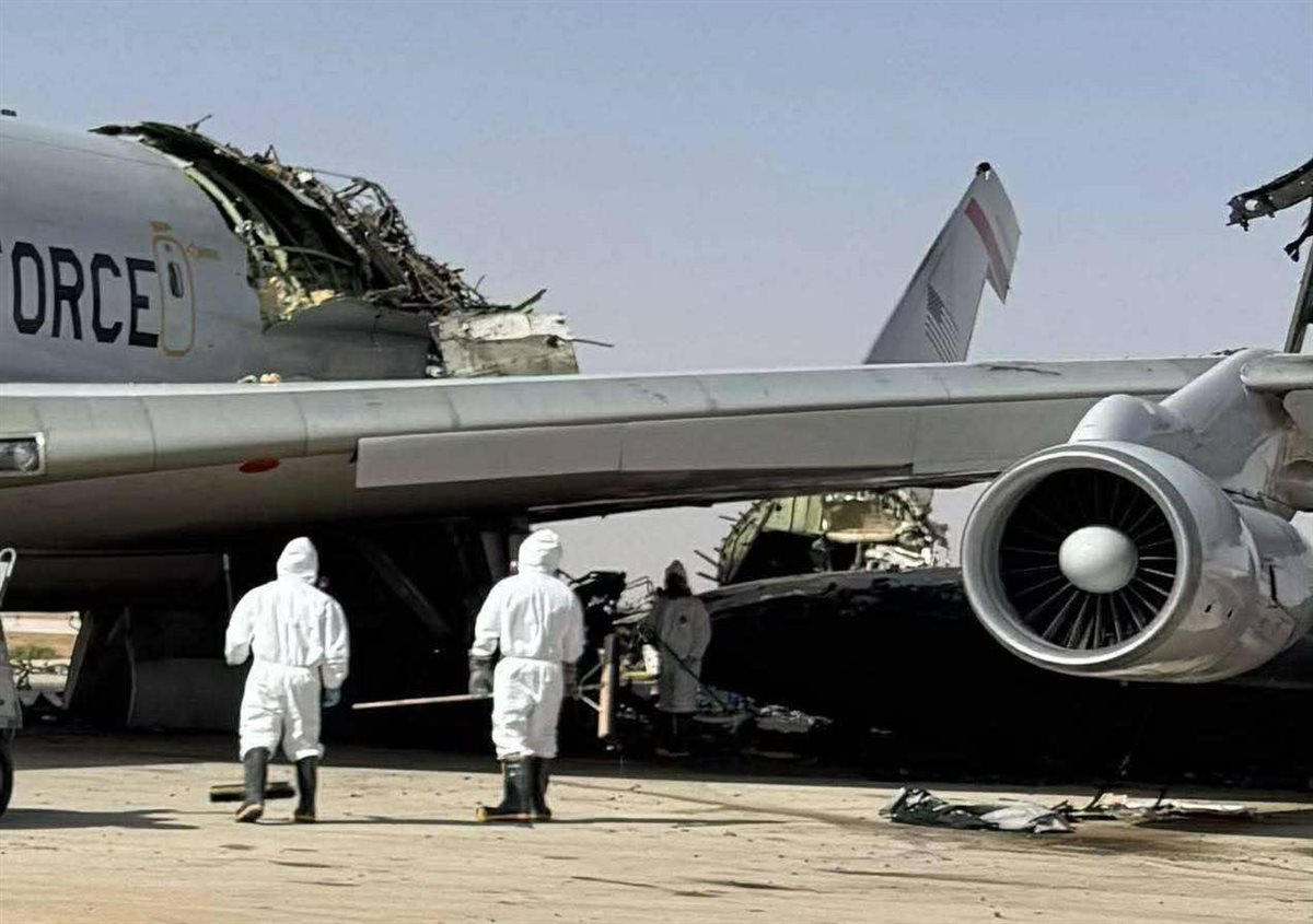 الطائرة الأمريكية المدمرة في قاعدة الأمير سلطان