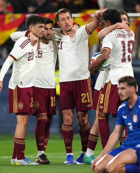 منتخب إسبانيا سيرتدي القميص الأبيض في لقاء مصر الودي
