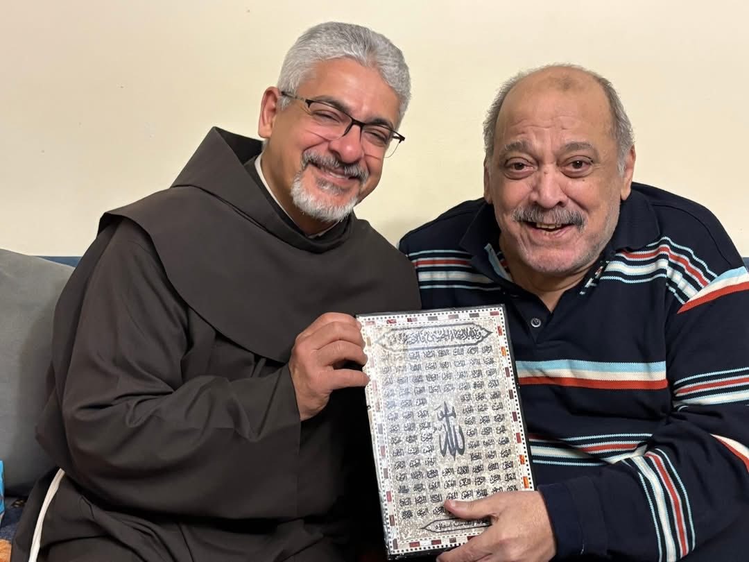 لقطات من زيارة الأب بطرس دانيال للفنان ضياء الميرغني ويهديه لوحة بـ أسماء الله الحُسنى