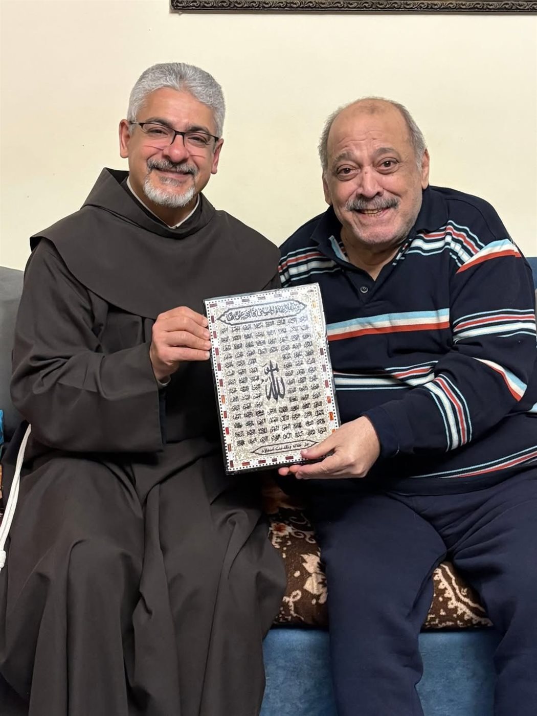 لقطات من زيارة الأب بطرس دانيال للفنان ضياء الميرغني ويهديه لوحة بـ أسماء الله الحُسنى