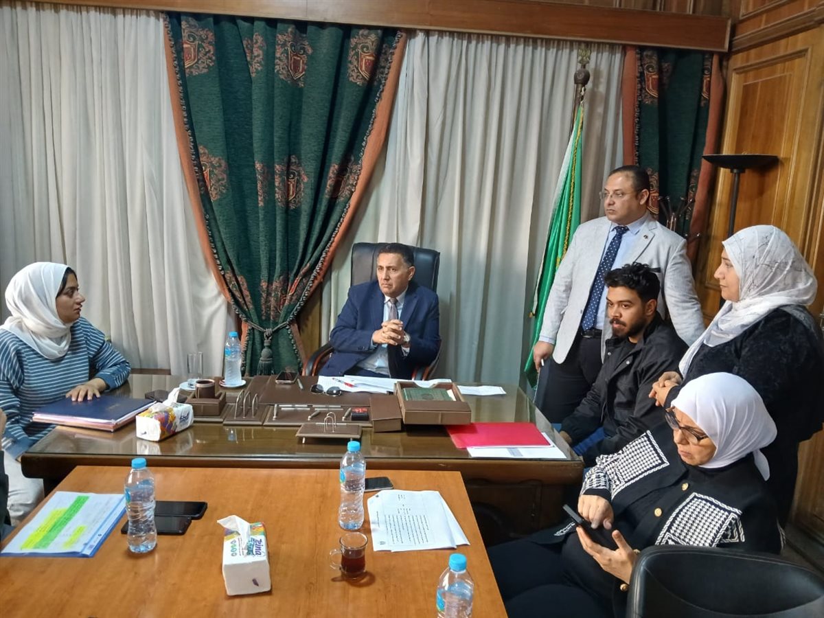 محافظ القليوبية خلال اللقاء 