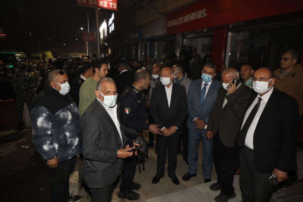 أسفر عن وفاة 3 وفيات وإصابة 2.. الحماية المدنية تسيطر على حريق مصنع ومخزن للملابس بسرايا القبة بحى الزيتون