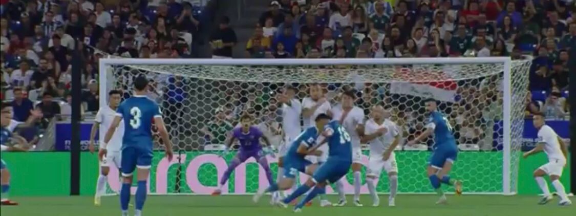 تسديدة&nbsp; أمير العماري لاعب منتخب العراق التي ارتطمت بـ عارضة مرمى منتخب بوليفيا