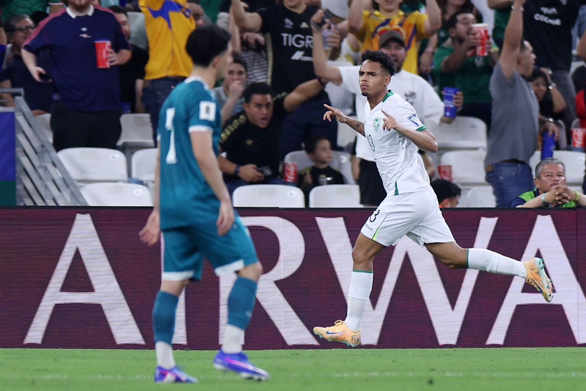 احتفال موزيس بانياكا لاعب منتخب بوليفيا بهدفه في شباك منتخب العراق في نهائي الملحق العالمي المؤهل إلى كأس العالم 2026