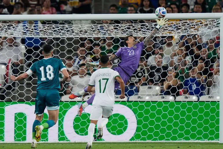تسديدة&nbsp; أمير العماري لاعب منتخب العراق التي ارتطمت بـ عارضة مرمى منتخب بوليفيا