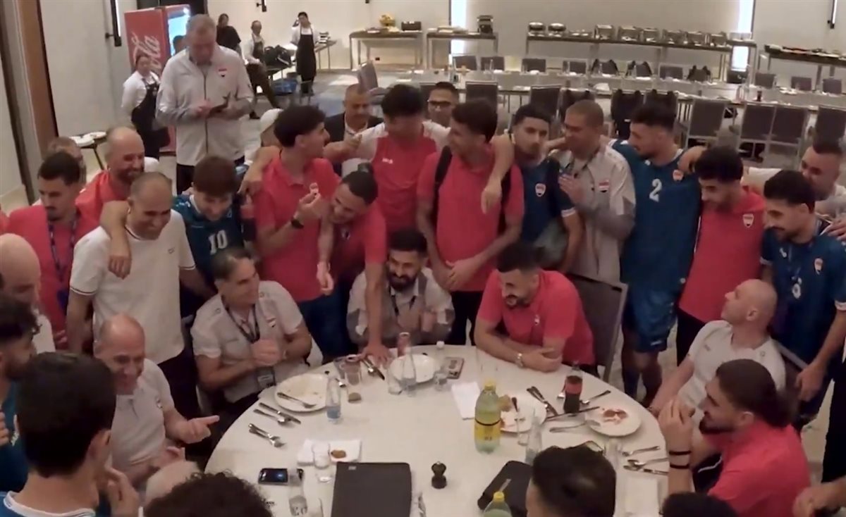 لاعبو منتخب العراق خلال مكالمة رئيس الوزراء