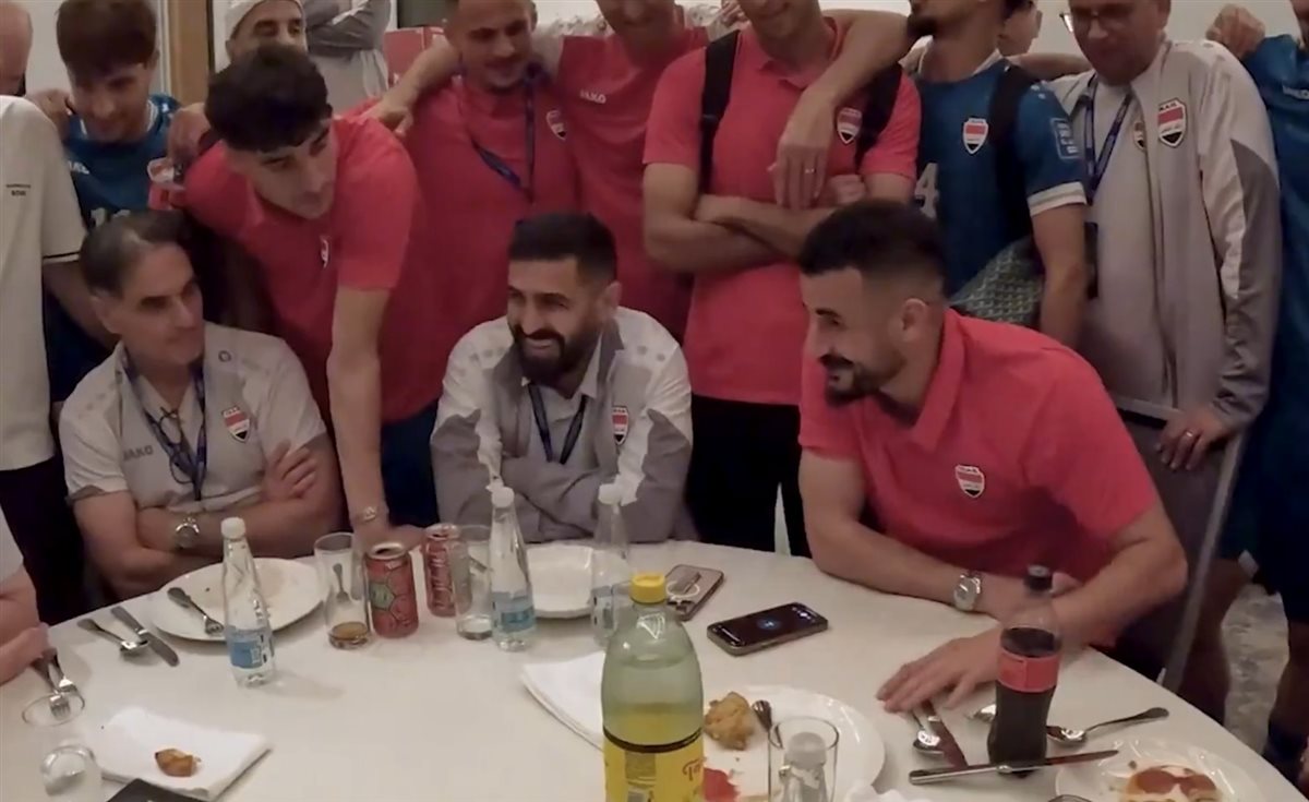 لاعبو منتخب العراق خلال مكالمة رئيس الوزراء