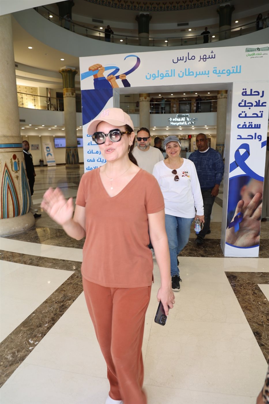 النجمة ريهام عبد الغفور توزع الهدايا على مرضي السرطان&nbsp;