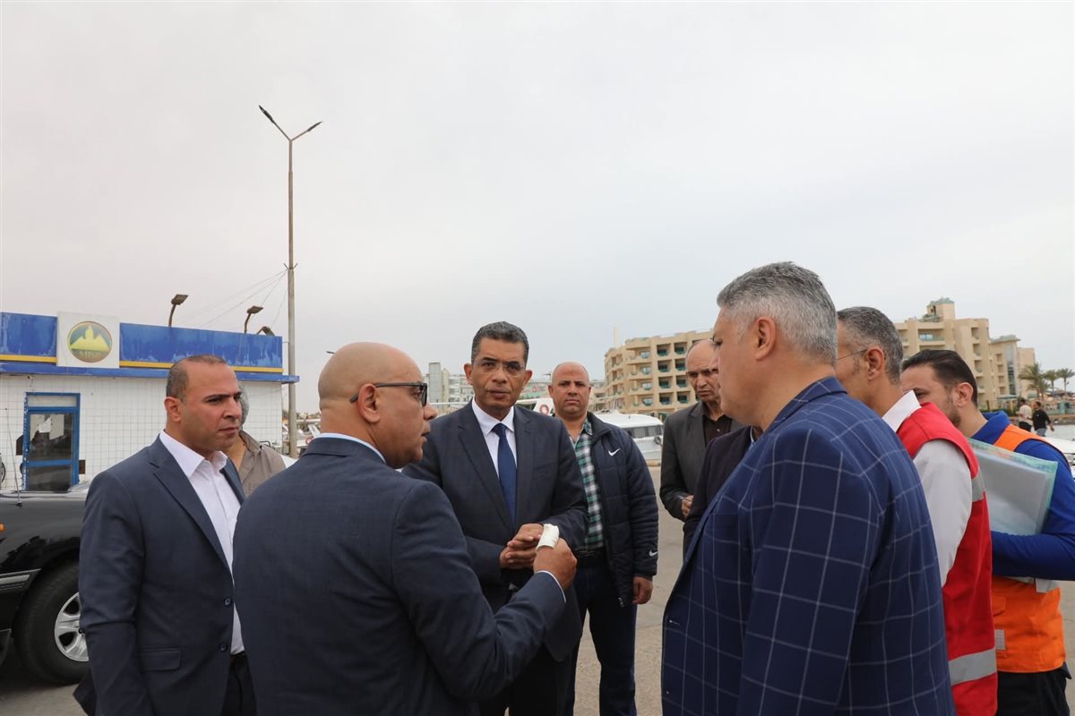 محافظ البحر الاحمر يتفقد لانش الإسعاف البحري