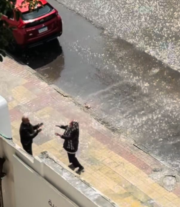 صديقان يرقصان تحت الأمطار&nbsp;