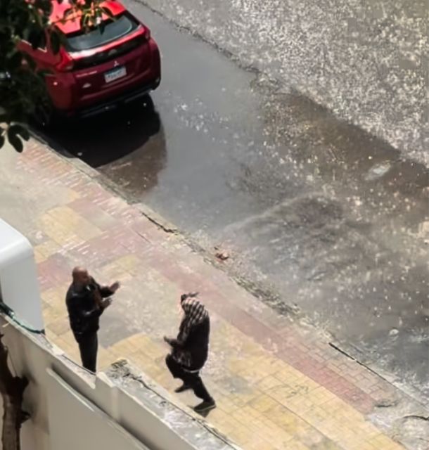 صديقان يرقصان تحت الأمطار&nbsp;