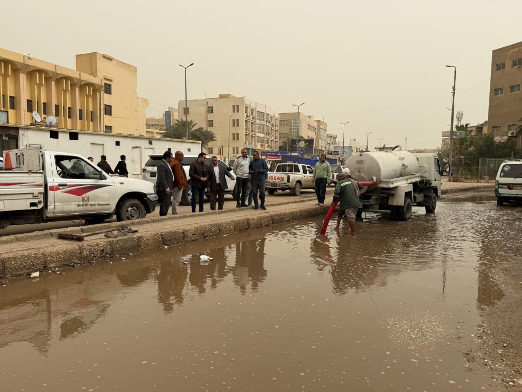 نائب محافظ الفيوم يتابع أعمال سحب مياه الأمطار بعدد من الشوارع والأحياء