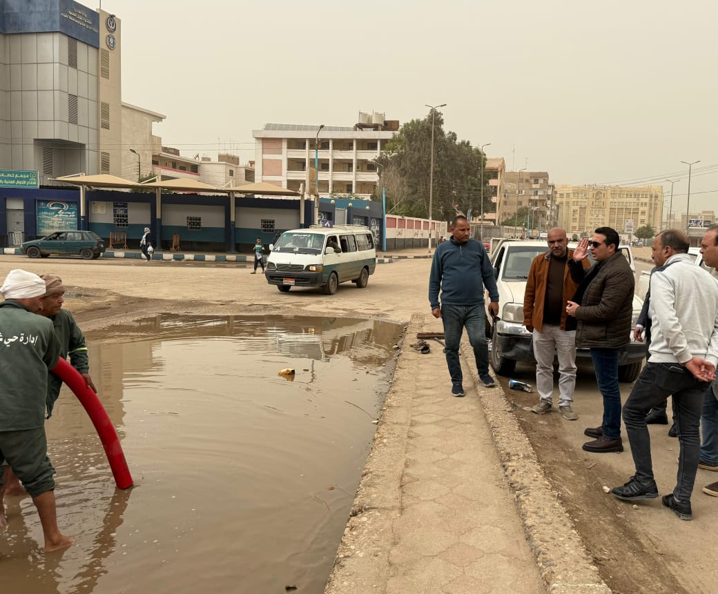 نائب محافظ الفيوم يتابع أعمال سحب مياه الأمطار بعدد من الشوارع والأحياء