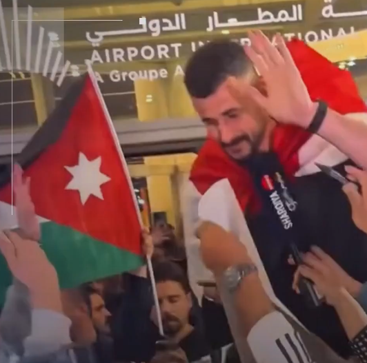 الجماهير الأردنية والعراقية ترحب ببعثة منتخب العراق احتفالًا بتأهله لكأس العالم 2026