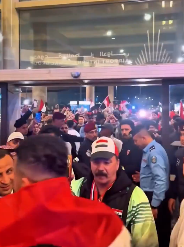 الجماهير الأردنية والعراقية ترحب ببعثة منتخب العراق احتفالًا بتأهله لكأس العالم 2026