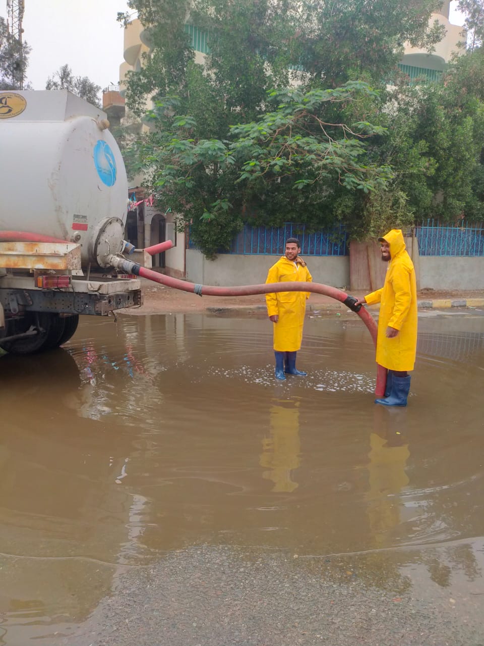 سحب مياه الأمطار بالقصير 