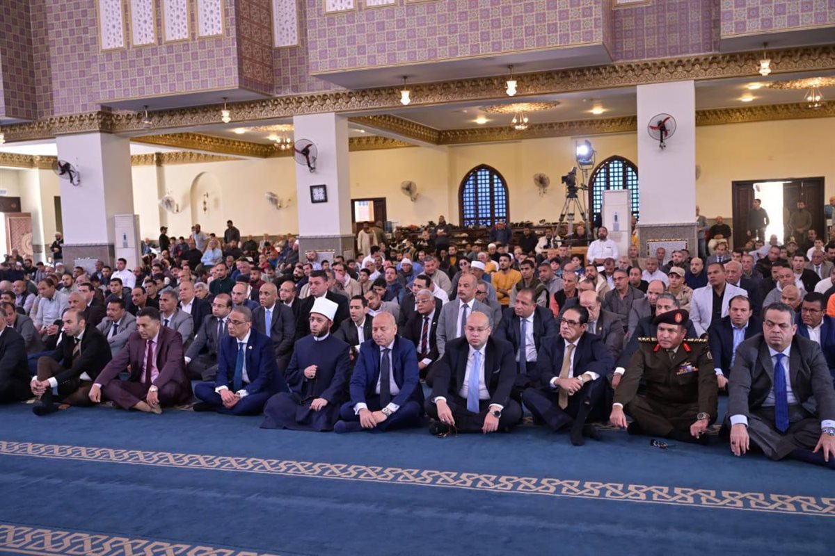 رئيس جامعة القاهرة&nbsp;يؤدي صلاة الجمعة بمسجد السيدة خديجة