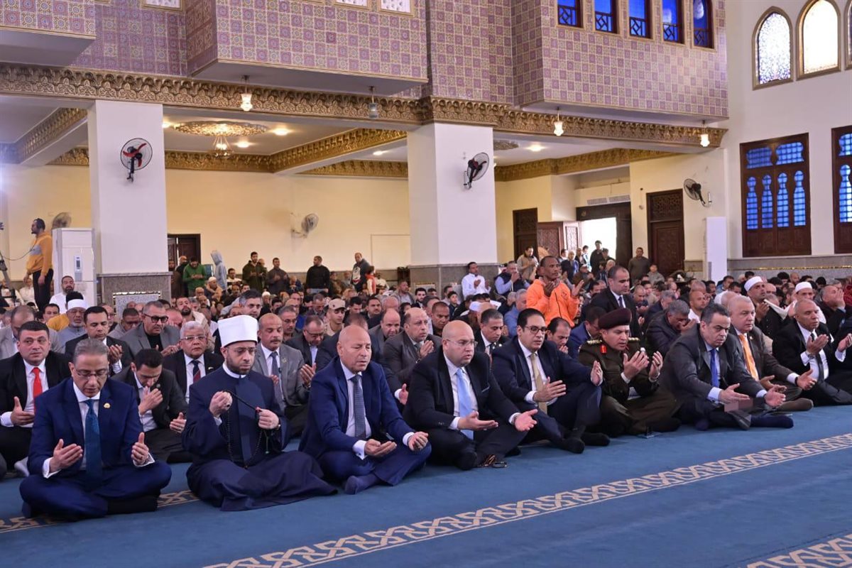 رئيس جامعة القاهرة&nbsp;يؤدي صلاة الجمعة بمسجد السيدة خديجة