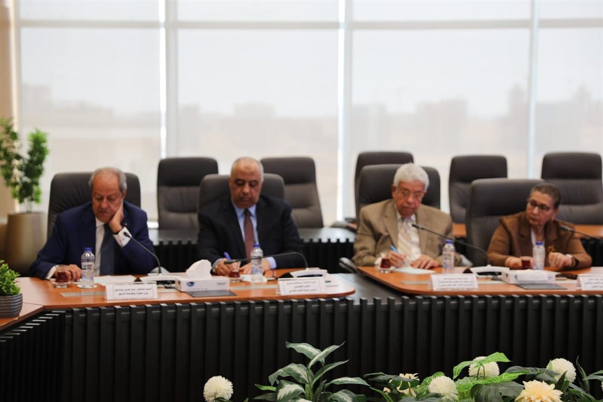 &nbsp;حوار مفتوح مع عدد من المفكرين وخبراء الاقتصاد