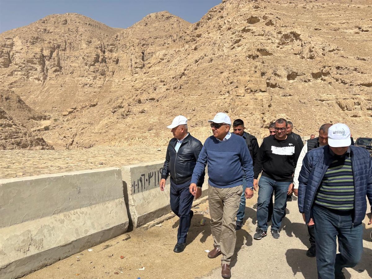 وزيرا النقل والكهرباء يتفقدان مشروعات لتوليد الكهرباء من طاقة الرياح بمنطقة جبل الجلالة&nbsp;