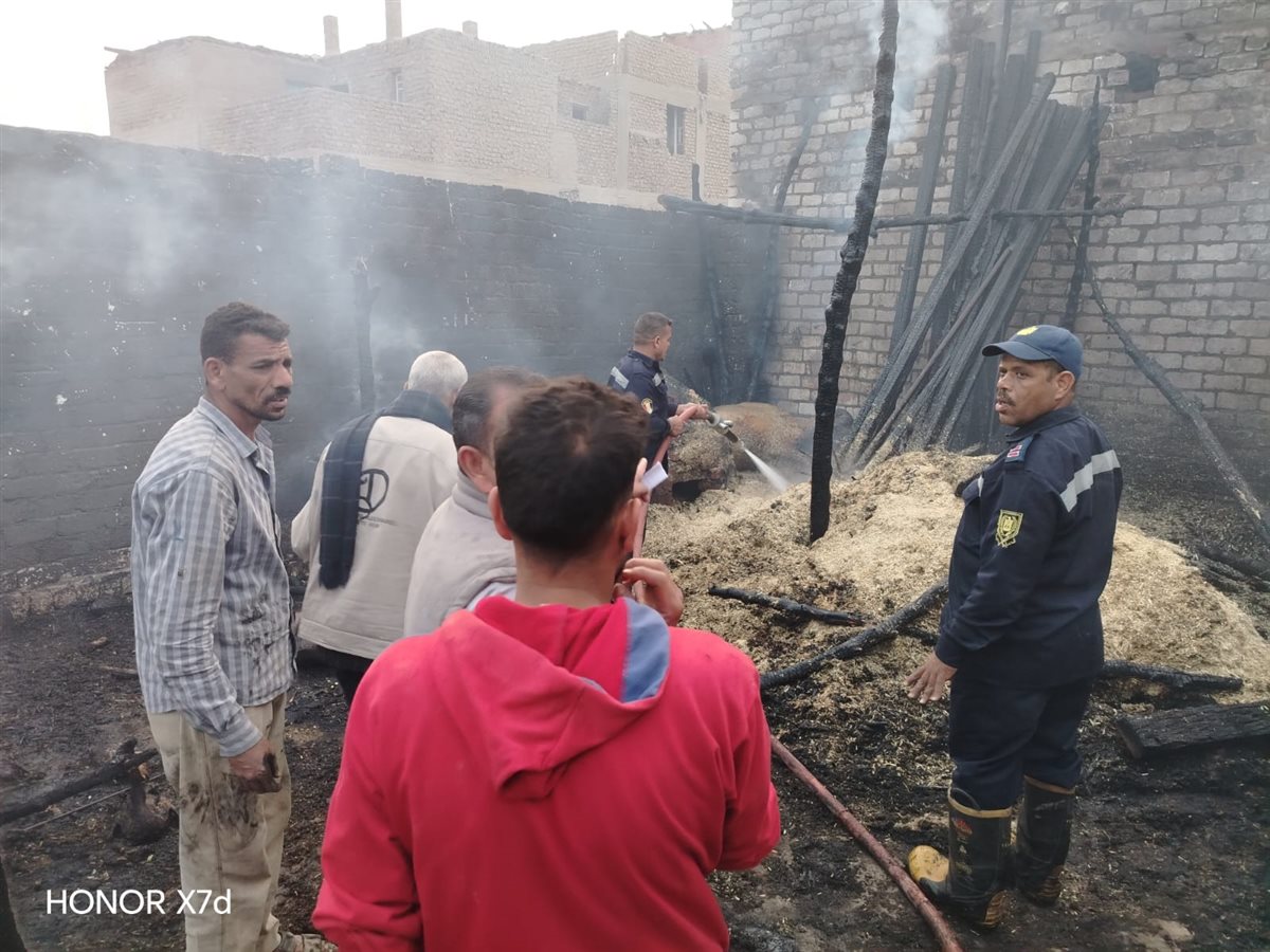 حريق يلتهم منزلين بقرية شطورة
