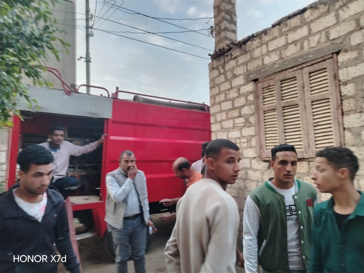 حريق يلتهم منزلين بقرية شطورة