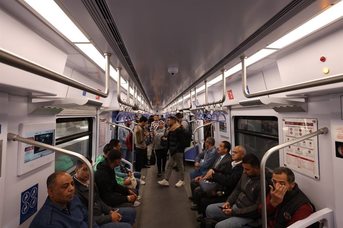 إقبال كثيف من المواطنين على استقلال القطار الكهربائي الخفيف LRT