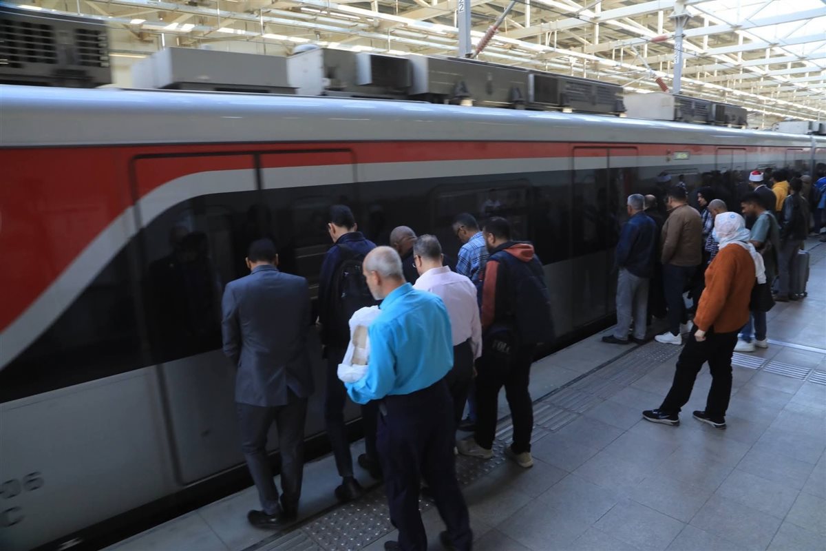 إقبال كثيف من المواطنين على استقلال القطار الكهربائي الخفيف LRT