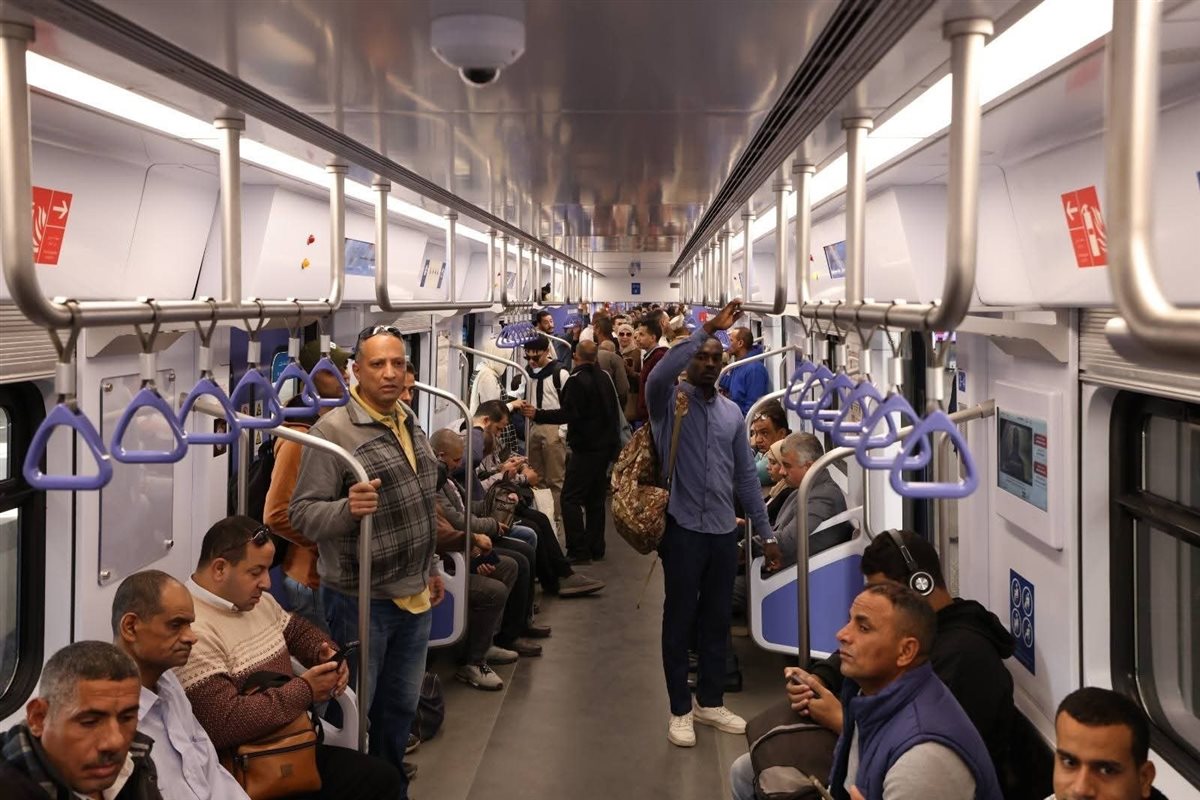 إقبال كثيف من المواطنين على استقلال القطار الكهربائي الخفيف LRT
